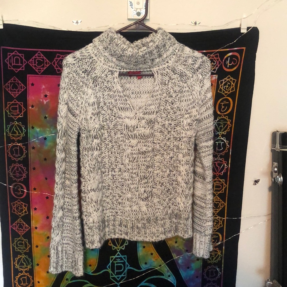 V-cut turtle neck Sweater